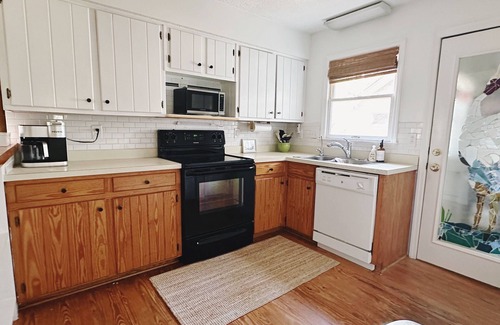 Ocean Ridge Cottage | Snowbird-friendly island cottage with fairway views, lanai, & AC - dogs welcome