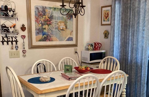 Sun City House | "SNOWBIRDS WELCOME" Adorable Casita, fully furnished with garden patio.
