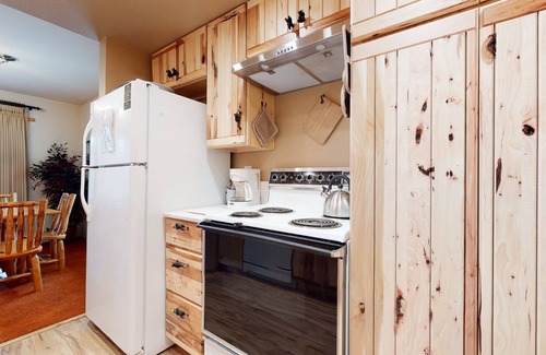 Mammoth Lakes Condo | Snowcreek II #253 1 Bedroom Condo by RedAwning