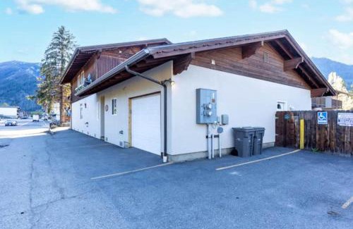 Leavenworth House | Snowcreek Suite - Cedar - ADA- Hot Tub - Kitchenette