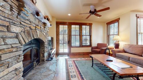 Mammoth Lakes Apartment | Snowcreek VI The Lodges #1133 condo