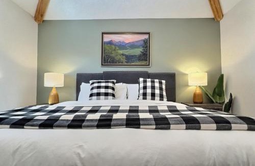 Killington House | Snowcub- AC, Pool, Hot tub, Tennis, Grill!