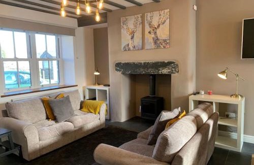Dolwyddelan House | Snowdonia Cottage with shared hot tub 10mins from ZipWorld