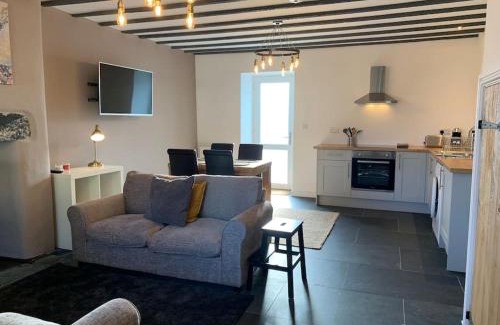 Dolwyddelan House | Snowdonia Cottage with shared hot tub 10mins from ZipWorld