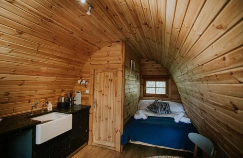 Caerdeon Apartment | Snowdonia Mawddach Cabin + hot tub