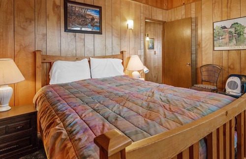 Whispering Forest Cabin | Snowridge - Charming Classic Cabin With A Wood Burning Fireplace And Wifi! 2 Bedroom Cabin