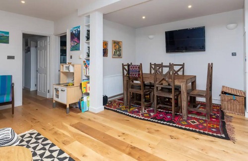 St. Helen's Apartment | Snug 2BD Flat in Ladbroke Grove