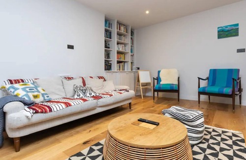 St. Helen's Apartment | Snug 2BD Flat in Ladbroke Grove