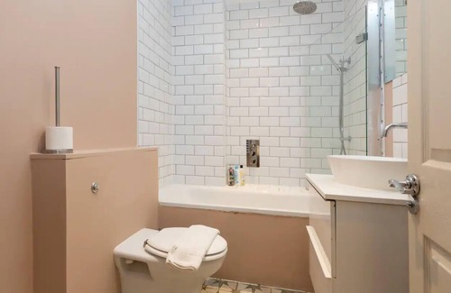 St. Helen's Apartment | Snug 2BD Flat in Ladbroke Grove