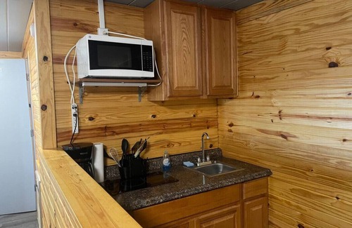 Pottsboro Cabin | Snug 3 Bed Cabin at Mill Creek Marina: Cabin 1