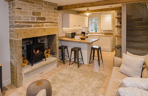 Hepworth Cottage | SNUG COTTAGE, pet friendly, with a garden in Scholes