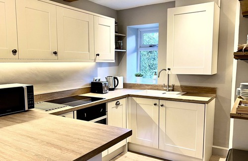 Hepworth Cottage | SNUG COTTAGE, pet friendly, with a garden in Scholes