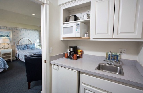 Sturgeon Bay Cottage | Snug Harbor Inn - Cottage 1A