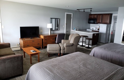 Sturgeon Bay Hotel | Snug Harbor Inn - Deluxe 8 & 9