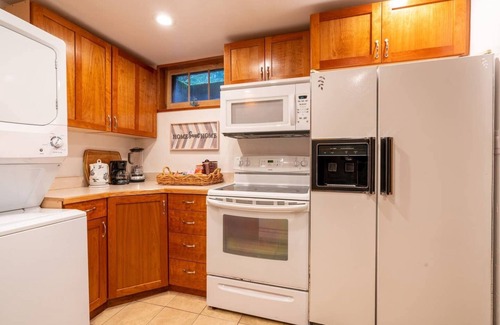 Tracyton House | Snug Studio Conveniently near PSNS, Ferry, Hospitals and Seattle