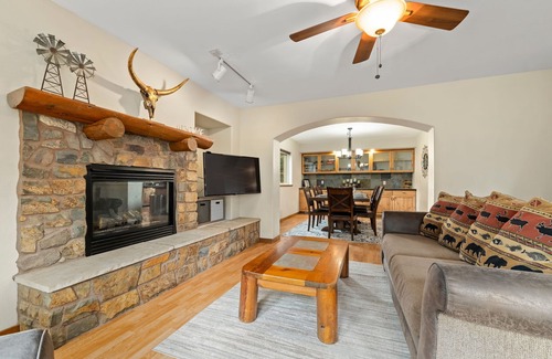 Fraser House | So Much Space! Great for Large Groups! 6BDRM, all King Beds, Hot Tub, Sauna.