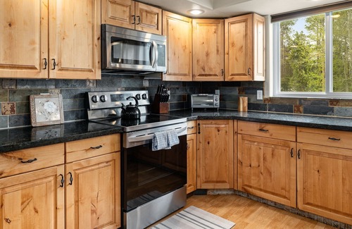 Fraser House | So Much Space! Great for Large Groups! 6BDRM, all King Beds, Hot Tub, Sauna.