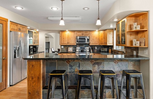 Fraser House | So Much Space! Great for Large Groups! 6BDRM, all King Beds, Hot Tub, Sauna.