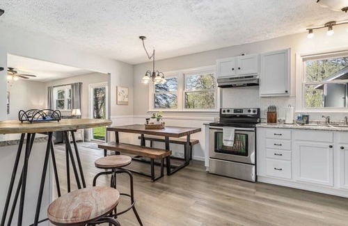 South Haven House | SoHa Hideaway-Hot Tub-Yard Games