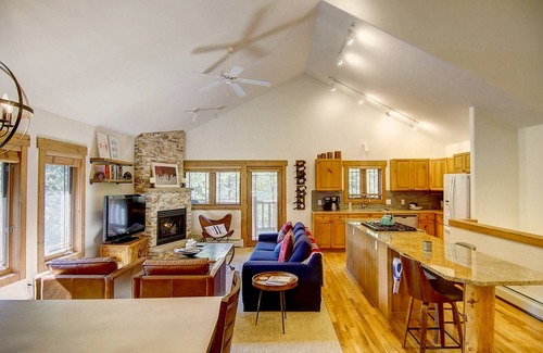Steamboat Springs House | Soak Up the Mtn Views from the Private HotTub! 2 Car Garage-3 Decks-W/D-Grill-Steps to Free Town Bus