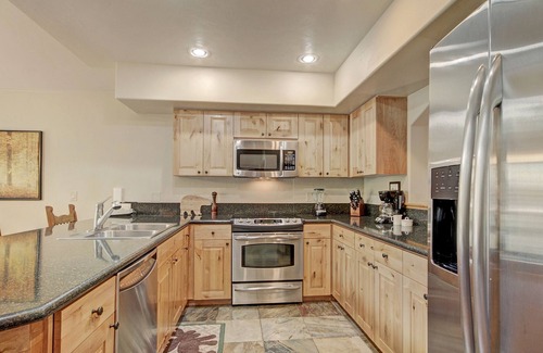 Breckenridge Condo | Soaring Ceilings + Mins To Gondola/apres-ski - 2br Sleeps 6 2 Bedroom Townhouse by RedAwning