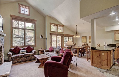 Breckenridge Condo | Soaring Ceilings + Mins To Gondola/apres-ski - 2br Sleeps 6 2 Bedroom Townhouse by RedAwning