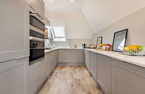 Southbourne Apartment | SOBO Loft – Sleek Southbourne 2-Bed Near to Beach