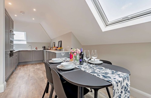 Southbourne Apartment | SOBO Loft – Sleek Southbourne 2-Bed Near to Beach