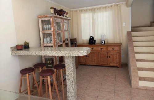 Guaratuba House | Sobrado aconchegante com Piscina Ar Condicionado 3 quartos a 150 metros do mar no Brejatuba
