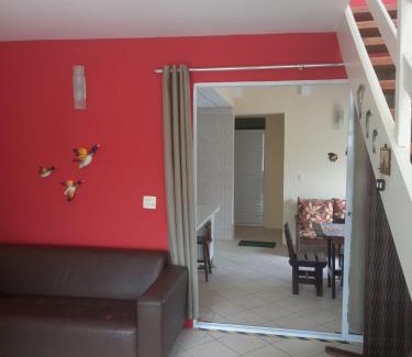 Centro House | SOBRADO-BERTIOGA-Uso exclusivo para grupos de até 12 pessoas em 1 até 4 suítes