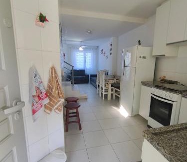 Matinhos House | Sobrado confortável a uma quadra do mar.