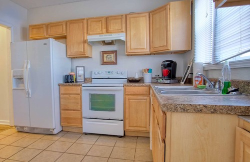 Meridian-Kessler House | SoBro Bungalow - Office - Free Parking