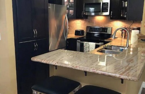 Paramount Condo | SoCal Condo with Pool and Jacuzzi