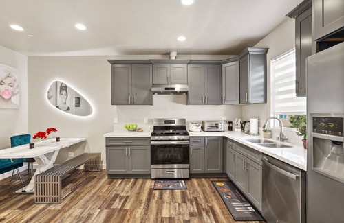 Midway City House | SoCal Townhomes- Prime Location in Orange County