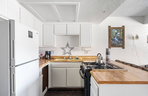 The Village Cabin | SoCal Vacations - Village Inn