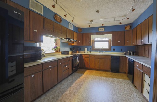 Barnardsville House | Social Distance here with family! VIEWS, PRIVACY, DOG FRIENDLY, EASY ACCESS!