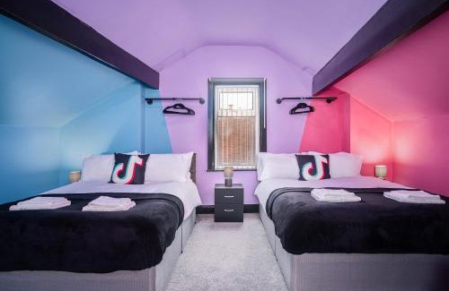 Doncaster Apartment | Social Media Adventure - 3 Bedroom - City Centre - Doncaster
