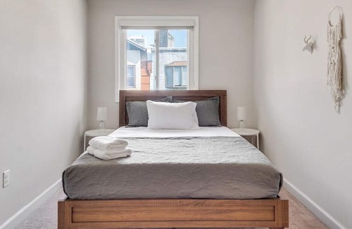 Southwark House | Society Hill 4 Bedroom w/ Garage Parking!