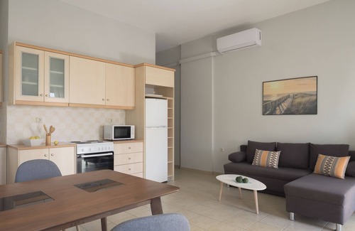 Koutouloufari Apartment | Sofia's Modern Apartment 1, 15 minutes walk from Chersonisos center