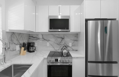 SoHo Apartment | SoHo/Hyde Park Luxury 1 BR Apt