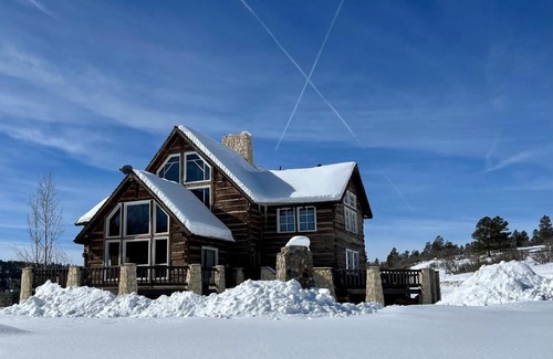 Chromo Ski Chalet | Sohum Mountain Ranch- gorgeous mountain lodge w hot tub & views of Colorado Rockies