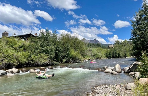 Chromo Ski Chalet | Sohum Mountain Ranch- gorgeous mountain lodge w hot tub & views of Colorado Rockies