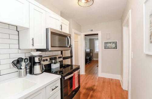 Ghent Apartment | Sojourn at Colley Manor Unit 5 Sleeps 4