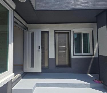 Sokcho House | Sokcho Seorak Port Healing House 4 Rooms, 2 Beds Seorak Mt View