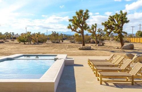 Yucca Valley House | Sol e Cielo Casa Una rare luxury oasis and pool