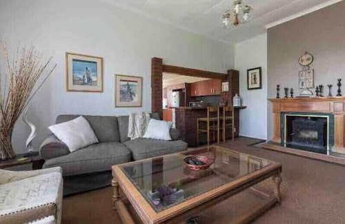 Greater Johannesburg Metropolitan Area House | SOLAR - AFRICAN CHIC, COMFORTABLE, SUPER CLEAN AND CENTRAL