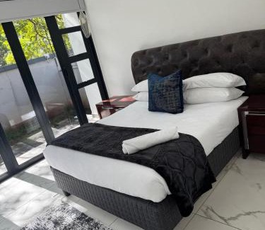 Greater Johannesburg Metropolitan Area Villa | Solar - powered Bryanston Home