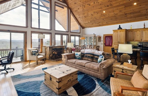 Unaka Ski Chalet | Solar powered, mountaintop chalet with hot tub - Pet Friendly! by RedAwning