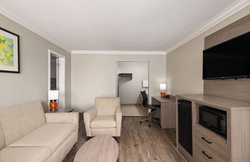 Anaheim Resort Hotel | Solara Inn and Suites