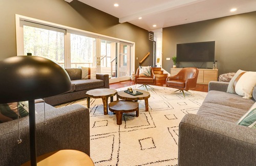 White Plains House | Soleil Manor - A Quiet Wooded Area and Easy Access to Attractions